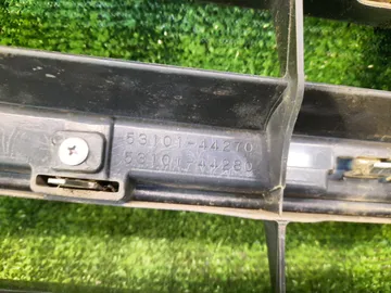 РЕШЕТКА РАДИАТОРА НА TOYOTA ISIS ZGM10G