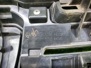 РЕШЕТКА РАДИАТОРА НА TOYOTA ISIS ZGM10G