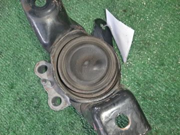 ПОДУШКА ДВС НА TOYOTA ISIS ZGM10 2ZR-FAE