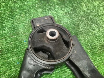 ПОДУШКА ДВС НА TOYOTA ISIS ZNM10 1ZZ-FE