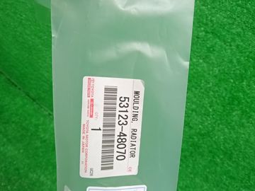 МОЛДИНГ РЕШЕТКИ РАДИАТОРА 53123-48070 334W0000265 МОЛДИНГ РЕШЕТКИ НА TOYOTA HARRIER AXUH80