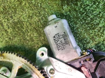 СТЕКЛОПОДЪЕМНИК НА TOYOTA VITZ SCP10