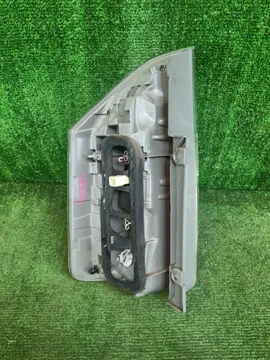 СТОП СИГНАЛ НА TOYOTA VOXY ZRR70G