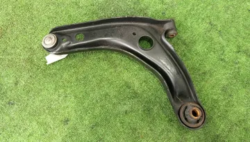 РЫЧАГ НА TOYOTA VITZ NCP131 1NZ-FE