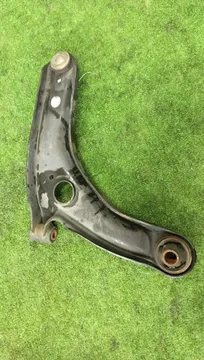 РЫЧАГ НА TOYOTA VITZ NCP131 1NZ-FE