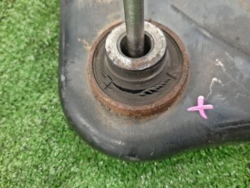 РЫЧАГ НА NISSAN LEAF ZE1 EM57