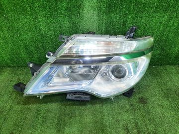 ФАРА НА NISSAN SERENA C26