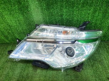 ФАРА НА NISSAN SERENA C26