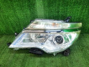 ФАРА НА NISSAN SERENA C26