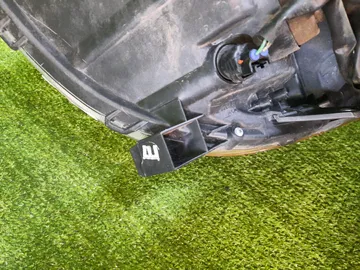 ФАРА НА TOYOTA AVENSIS AZT251