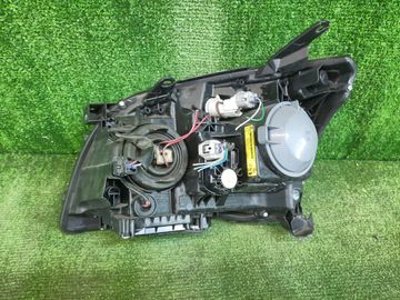 ФАРА НА TOYOTA AVENSIS AZT251