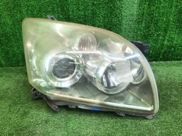 ФАРА НА TOYOTA AVENSIS AZT251