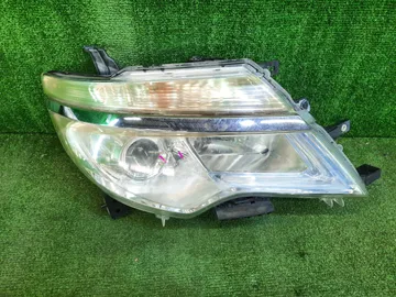 ФАРА НА NISSAN SERENA C26