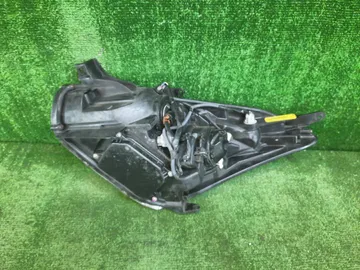 ФАРА НА TOYOTA WISH ZNE10