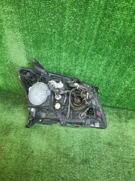 ФАРА НА TOYOTA AVENSIS AZT251