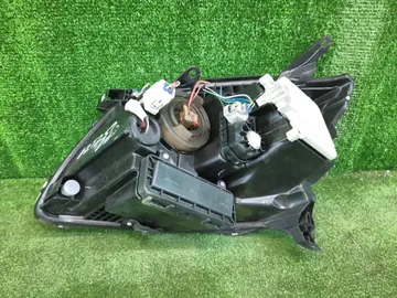 ФАРА НА TOYOTA AVENSIS AZT250