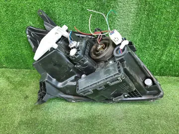 ФАРА НА TOYOTA AVENSIS AZT250
