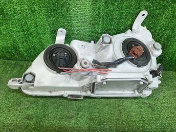 ФАРА НА TOYOTA GAIA SXM10G