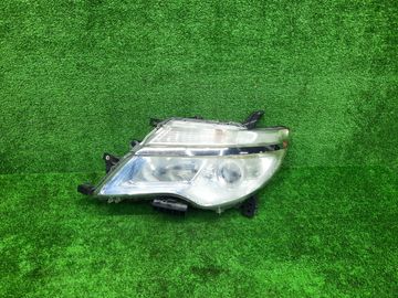 ФАРА НА NISSAN SERENA C26
