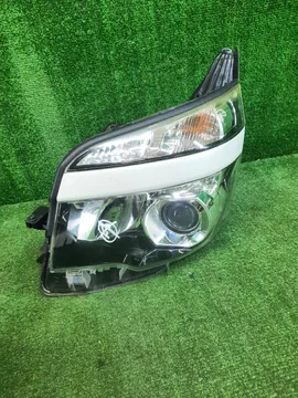 ФАРА НА TOYOTA VOXY ZRR70