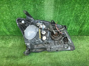 ФАРА НА TOYOTA AVENSIS AZT251
