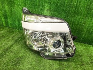 ФАРА НА TOYOTA VOXY ZRR70