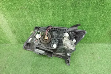 ФАРА НА TOYOTA AVENSIS AZT250