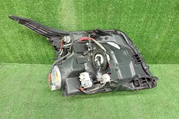 ФАРА НА TOYOTA VOXY ZRR70G