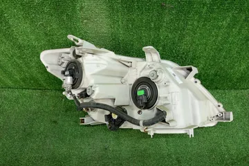 ФАРА НА TOYOTA PREMIO ZRT260