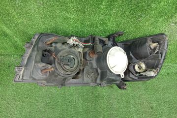 ФАРА НА NISSAN BASSARA JU30