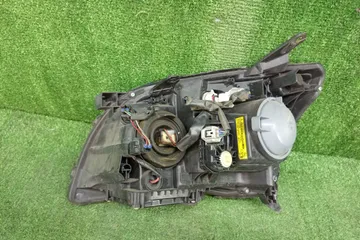 ФАРА НА TOYOTA AVENSIS AZT251