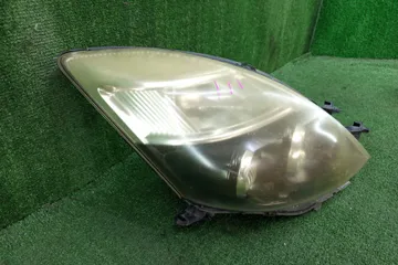 ФАРА НА TOYOTA ISIS ZGM10G