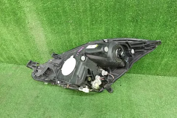 ФАРА НА TOYOTA ISIS ZGM10G