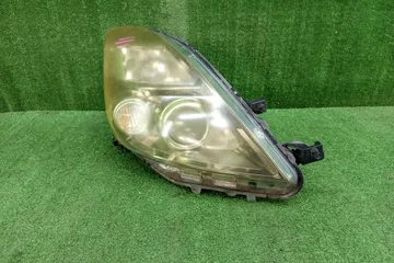 ФАРА НА TOYOTA ISIS ANM10G