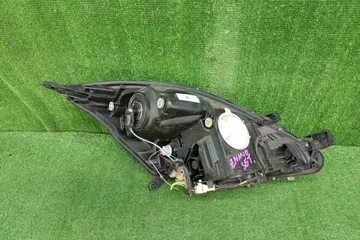 ФАРА НА TOYOTA ISIS ANM10G