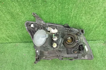 ФАРА НА TOYOTA AVENSIS AZT251