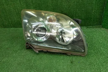 ФАРА НА TOYOTA AVENSIS AZT251