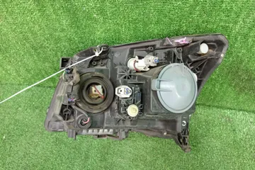ФАРА НА TOYOTA AVENSIS AZT251