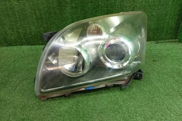 ФАРА НА TOYOTA AVENSIS AZT251