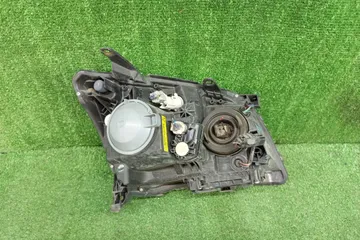 ФАРА НА TOYOTA AVENSIS AZT251