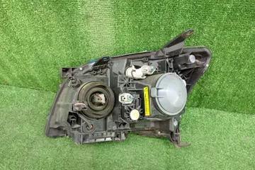 ФАРА НА TOYOTA AVENSIS AZT251