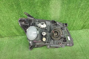 ФАРА НА TOYOTA AVENSIS AZT251