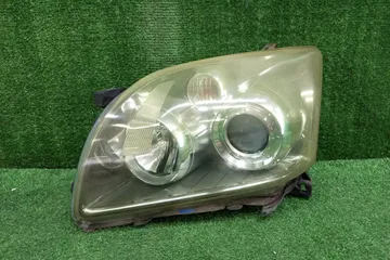 ФАРА НА TOYOTA AVENSIS AZT251