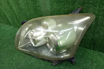 ФАРА НА TOYOTA AVENSIS AZT251