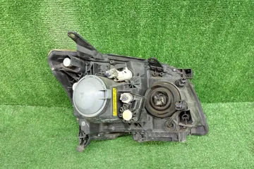 ФАРА НА TOYOTA AVENSIS AZT251