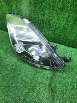 ФАРА НА TOYOTA ISIS ZGM10G