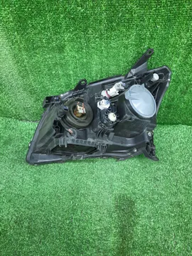 ФАРА НА TOYOTA AVENSIS AZT251