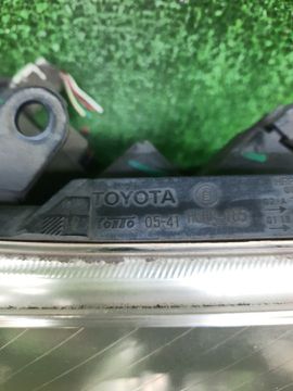 ФАРА НА TOYOTA AVENSIS AZT250