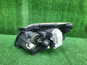 ФАРА НА TOYOTA AVENSIS AZT250