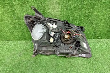 ФАРА НА TOYOTA AVENSIS AZT251